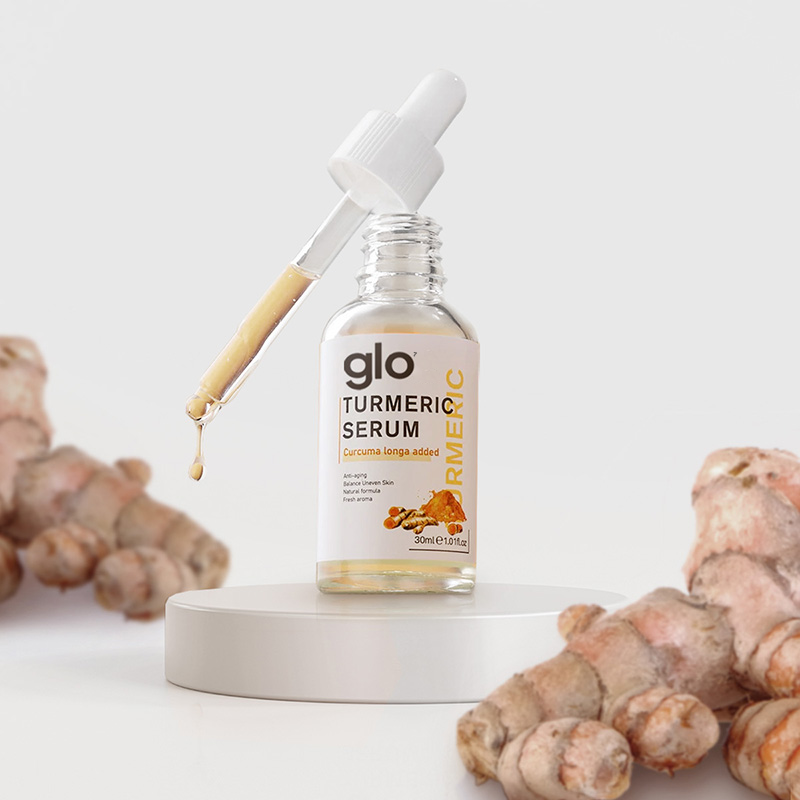 Kurkuma-Serum Flasche für ebenmäßigen, strahlenden Teint. Korrigiert dunkle Flecken & verjüngt die Haut.