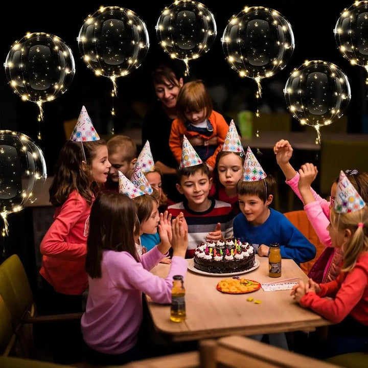 Weiße LED Leuchtballons schaffen romantische Lichtakzente für Hochzeitsdekoration. Elegante Partyatmosphäre.