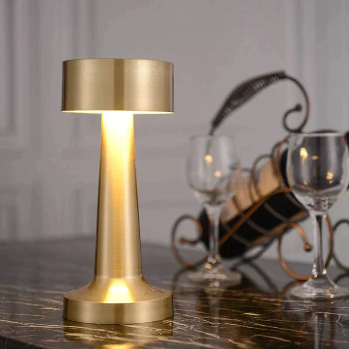 Elegante dimmbare LED Tischlampe in Kupfer-Optik, Retro-Design für gemütliche Raumbeleuchtung.