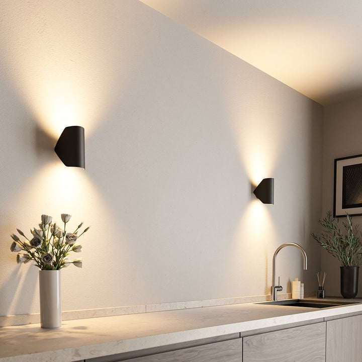 Moderne LED-Wandleuchte für außen, warmweißes drehbares Licht aus Aluminium.