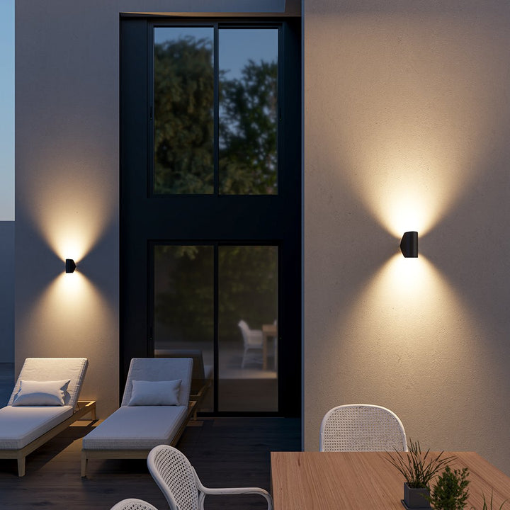 Design-Gartenlampe LED, modern, Aluminium, mit drehbarer Lichtquelle für warme Akzente.