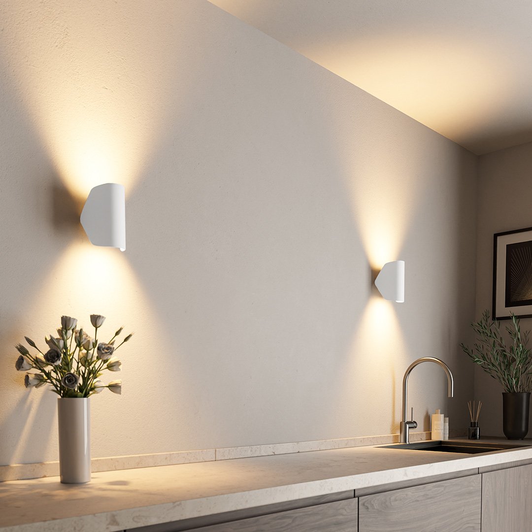 Stilvolle LED-Außenbeleuchtung, drehbarer Lichtkegel warmweiß, ideal für Fassade und Garten.