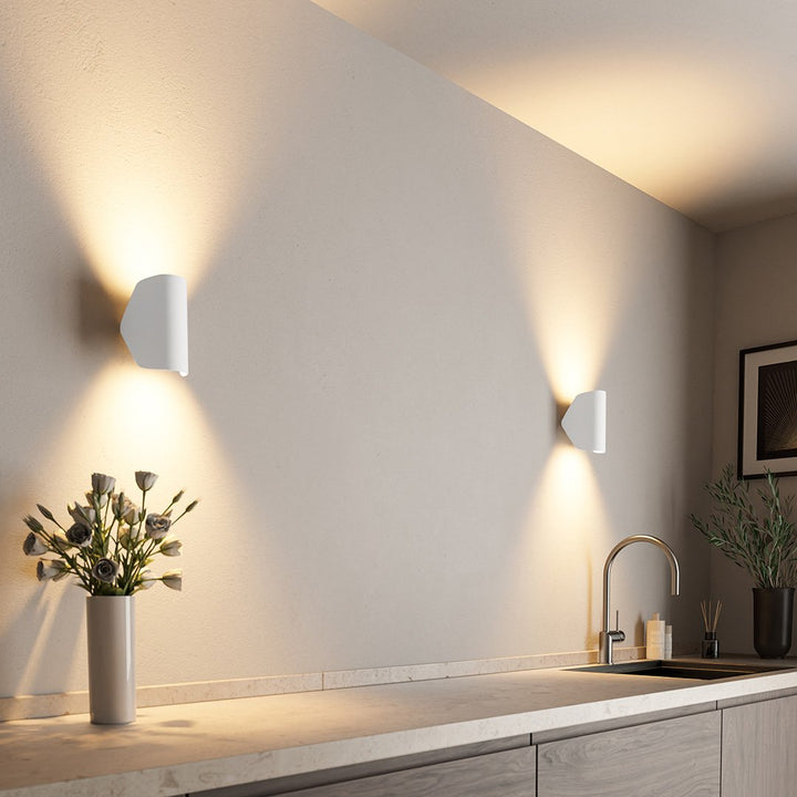 Stilvolle LED-Außenbeleuchtung, drehbarer Lichtkegel warmweiß, ideal für Fassade und Garten.