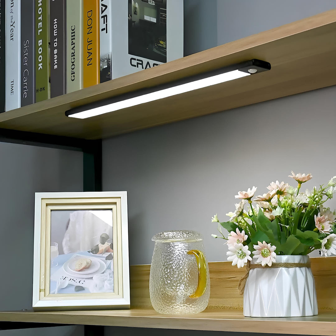 Magnetische LED Schrankbeleuchtung, kabellos, mit Bewegungsmelder für schnelle Installation.