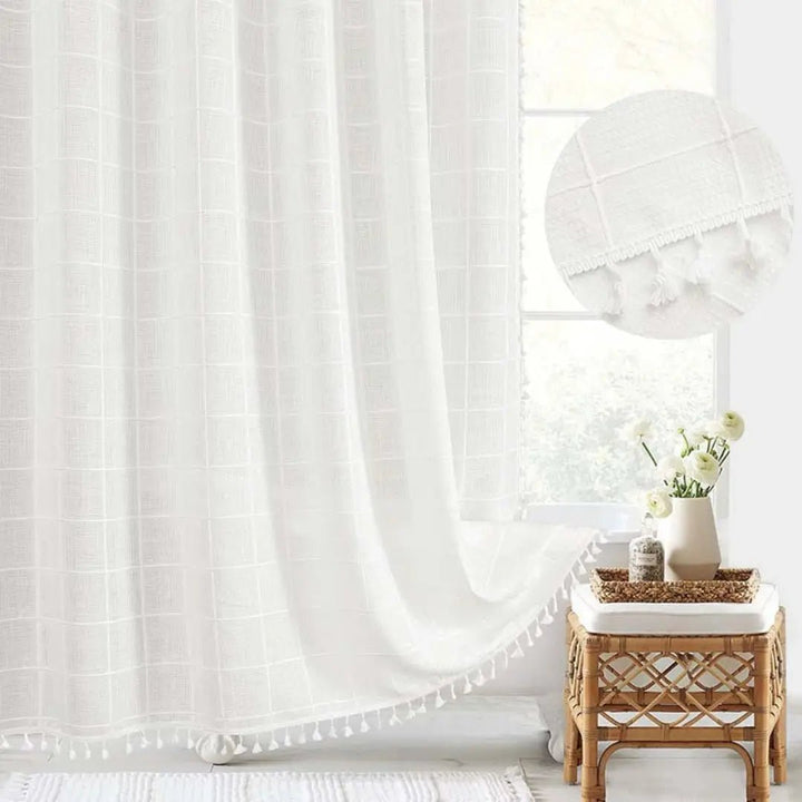 Stilvoller Leinen Duschvorhang mit Quasten, passend für Boho-Badezimmer und Wohnaccessoires.
