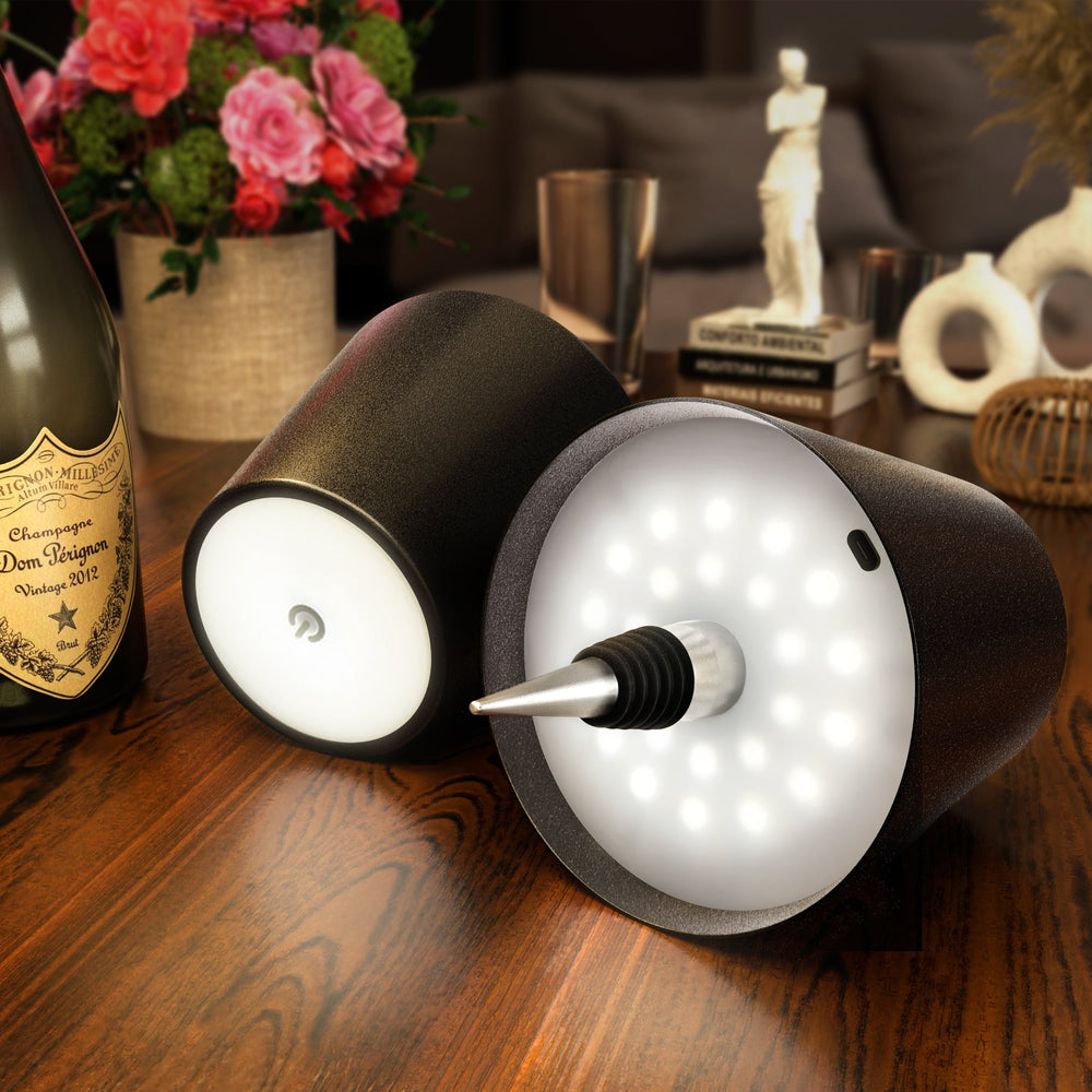 Handgefertigte Upcycling Flaschenlampe mit warmweißem LED Licht. Perfekt als Nachttischlampe oder Deko.