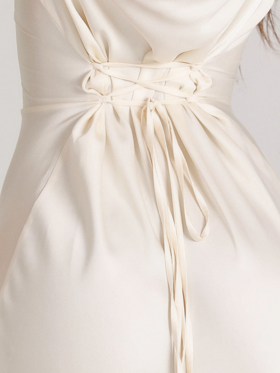 Elegantes Damenkleid mit langen Ärmeln, Maxi-Länge, Trendkleid, Frauenmode.