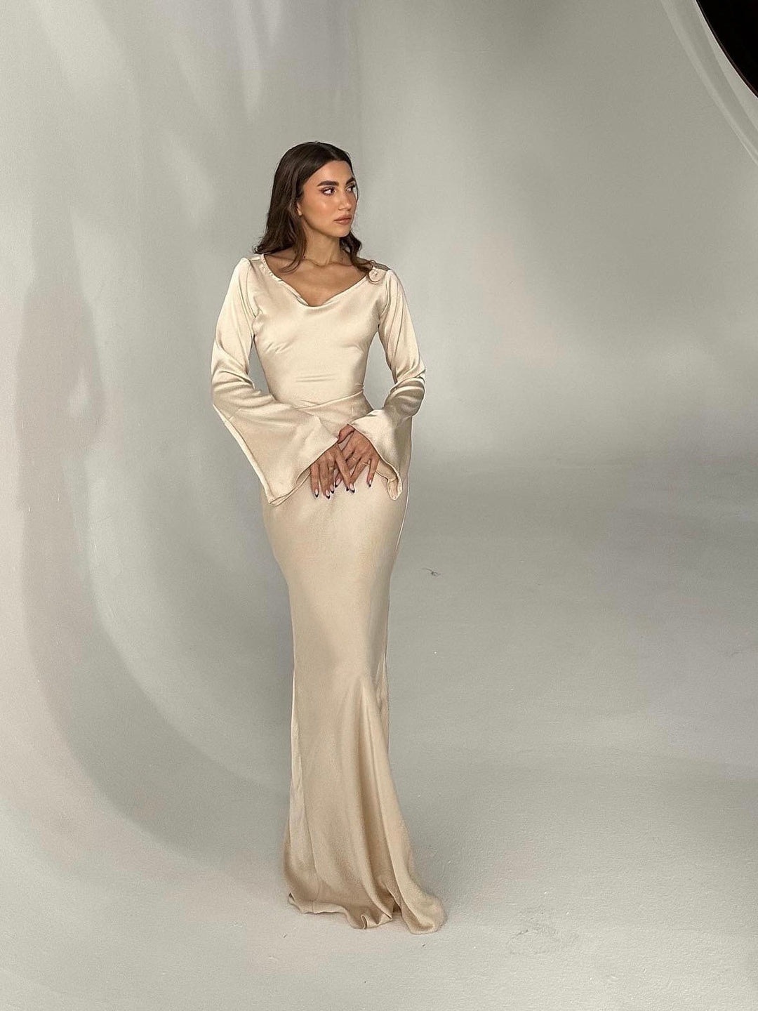 Festliches Damen Maxikleid, lange Ärmel, Empire-Taille, für besondere Momente.
