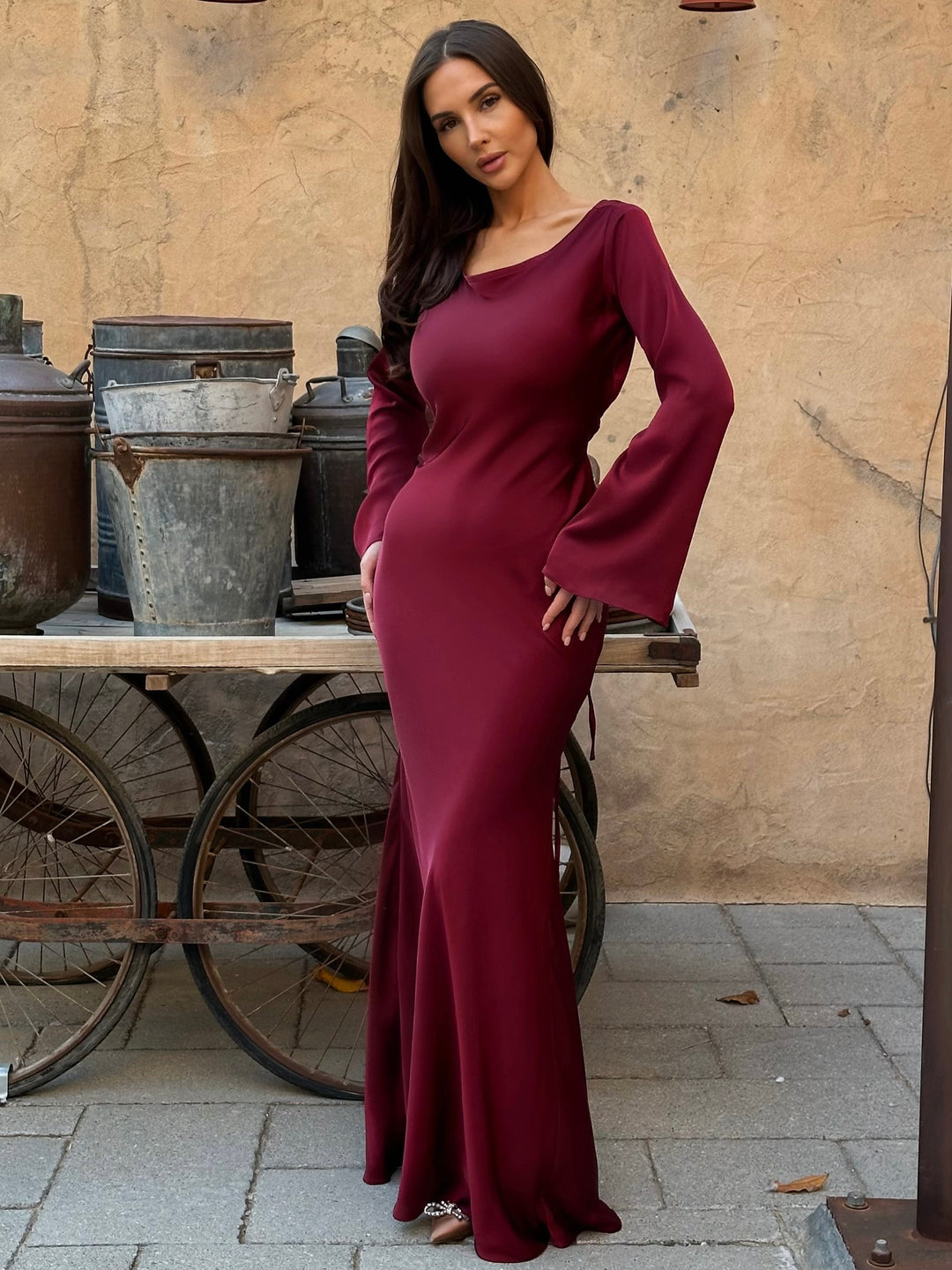 Damen Party Maxikleid, lange Ärmel, elegantes Design, fließender Stoff.