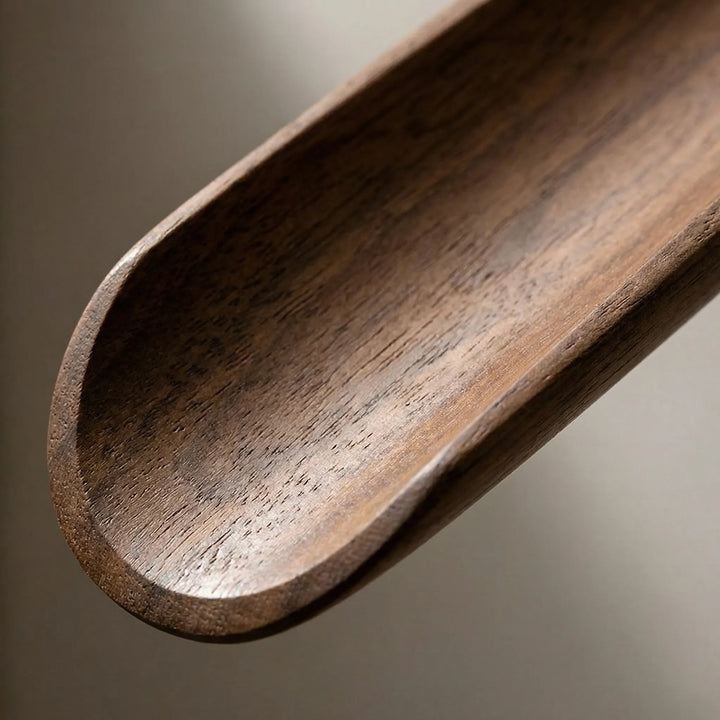 Eleganter Schuhlöffel im Eichenholz-Design, lang und magnetisch zur rückenfreundlichen Aufbewahrung an der Garderobe.