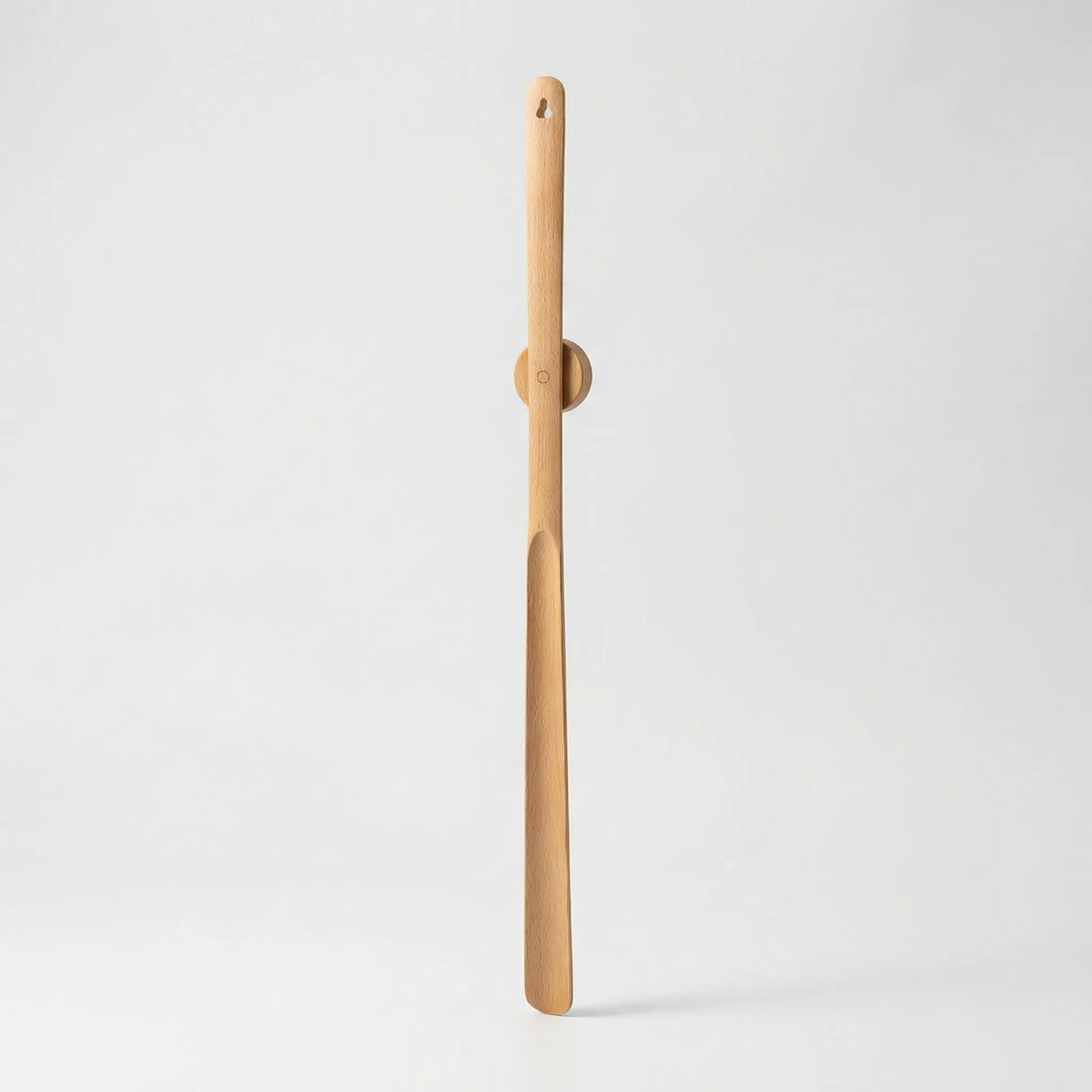 Komfortabler, langer Schuhlöffel aus Holz, magnetisch. Erleichtert das rückenfreundliche Anziehen von Schuhen. Seniorenhilfe.