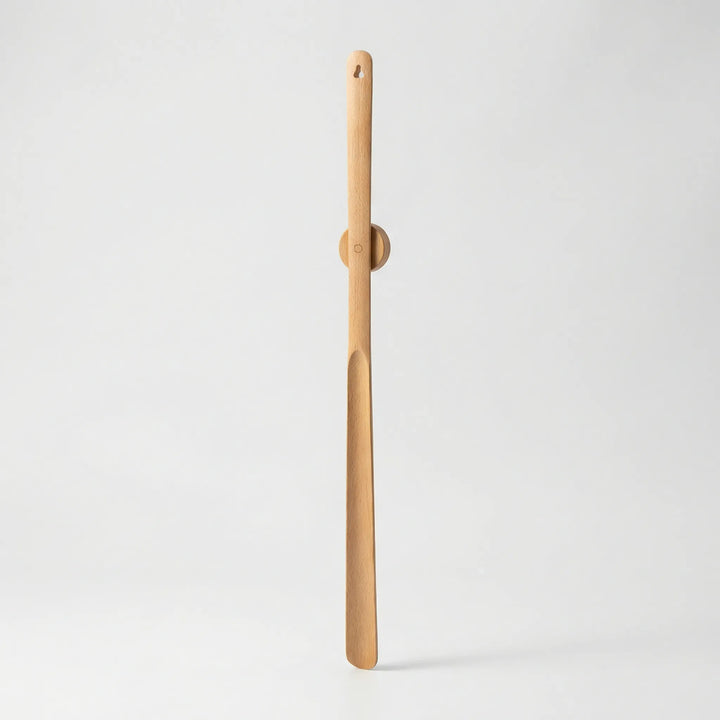 Komfortabler, langer Schuhlöffel aus Holz, magnetisch. Erleichtert das rückenfreundliche Anziehen von Schuhen. Seniorenhilfe.