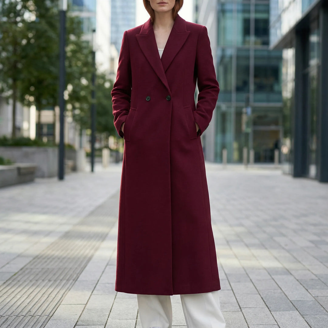 Eleganter rubinroter Damen Longline-Mantel, tailliert, ideal für stilvolle Business-Looks & Abendmode.