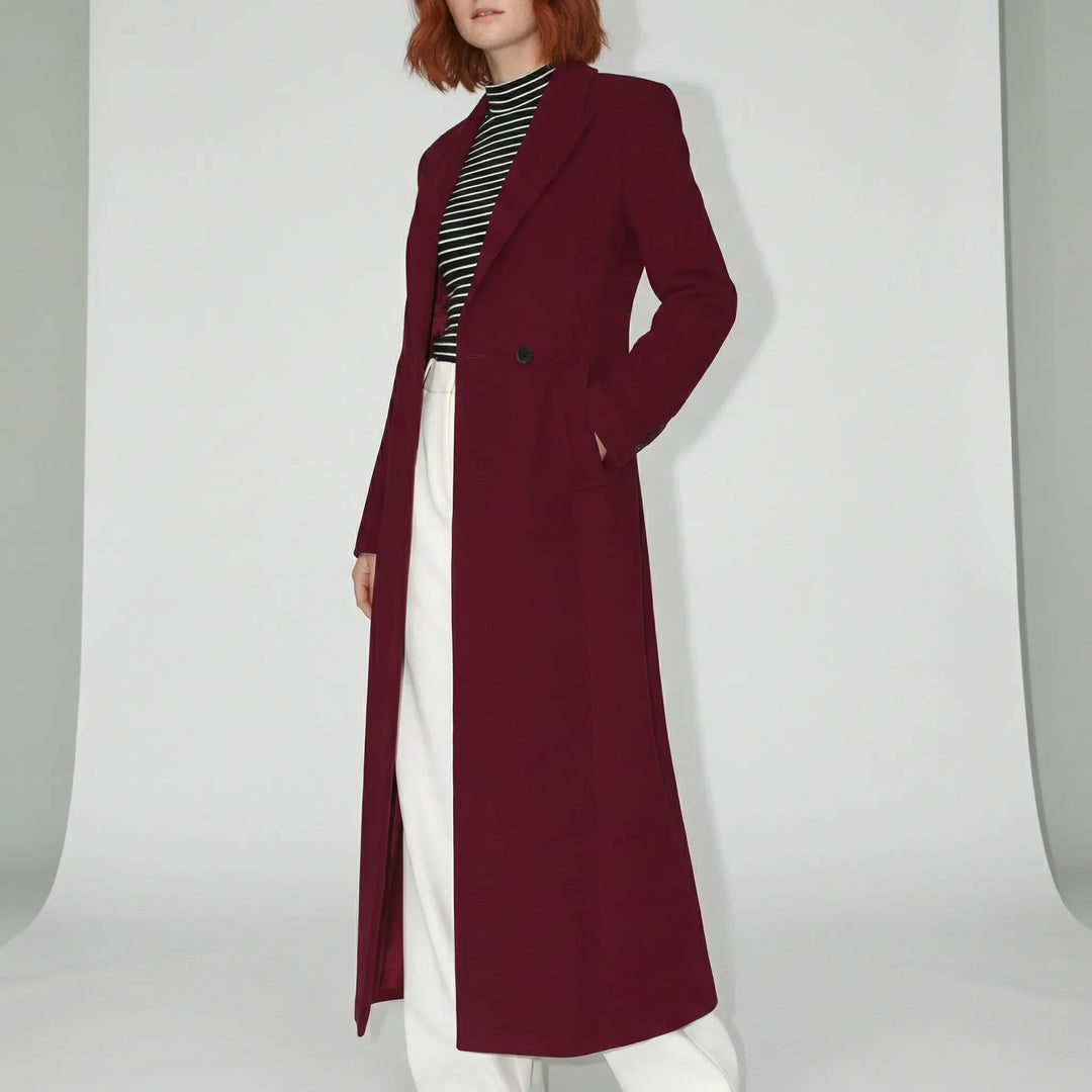 Taillierter Damen Longline-Mantel in Rubinrot mit Einzelknopf-Detail, perfekt für zeitlose Eleganz.