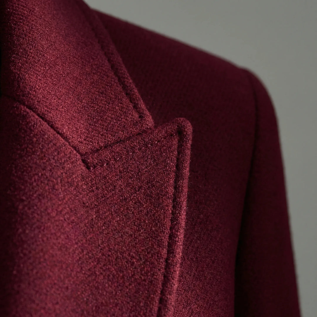 Stilvoller Damen Taillierter Longline-Mantel in leuchtendem Rubinrot, vielseitige Damenmode-Outerwear.