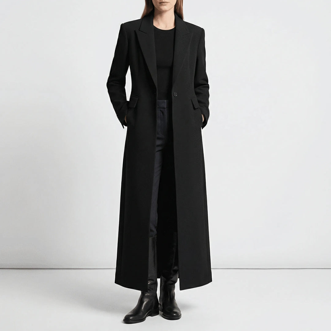Figurbetonter, eleganter Damen Longline-Mantel in Rubinrot, ein zeitloses Statement für Business.