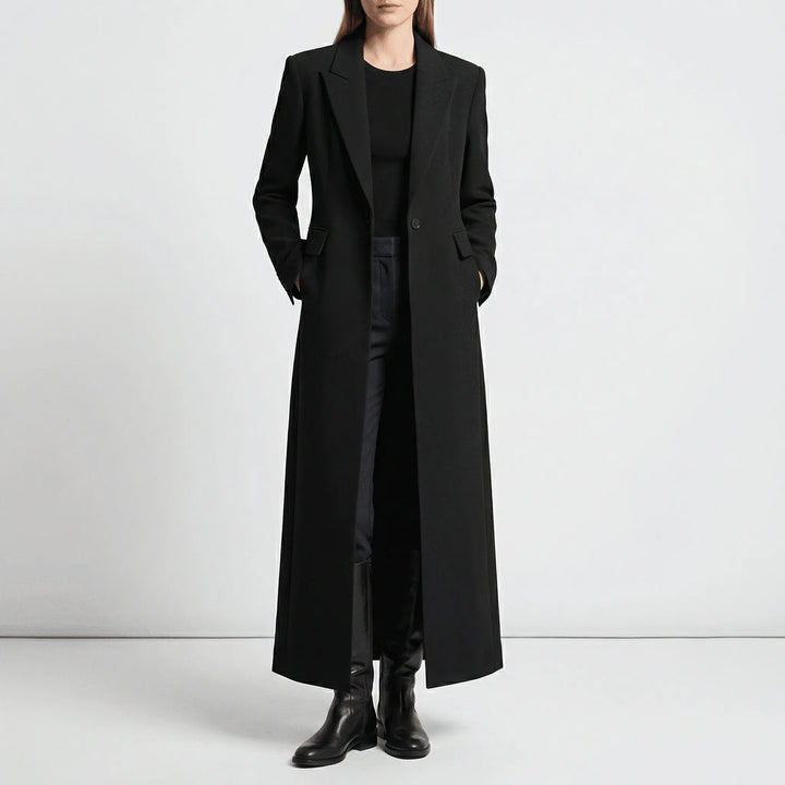 Figurbetonter, eleganter Damen Longline-Mantel in Rubinrot, ein zeitloses Statement für Business.