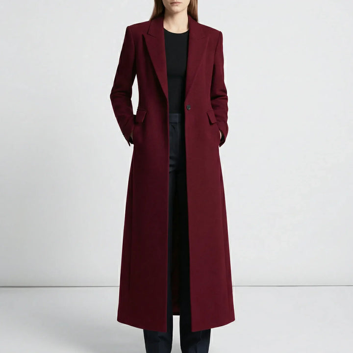 Moderner, langer Damenmantel in Rubinrot, tailliert geschnitten, ein Highlight für jede Garderobe.