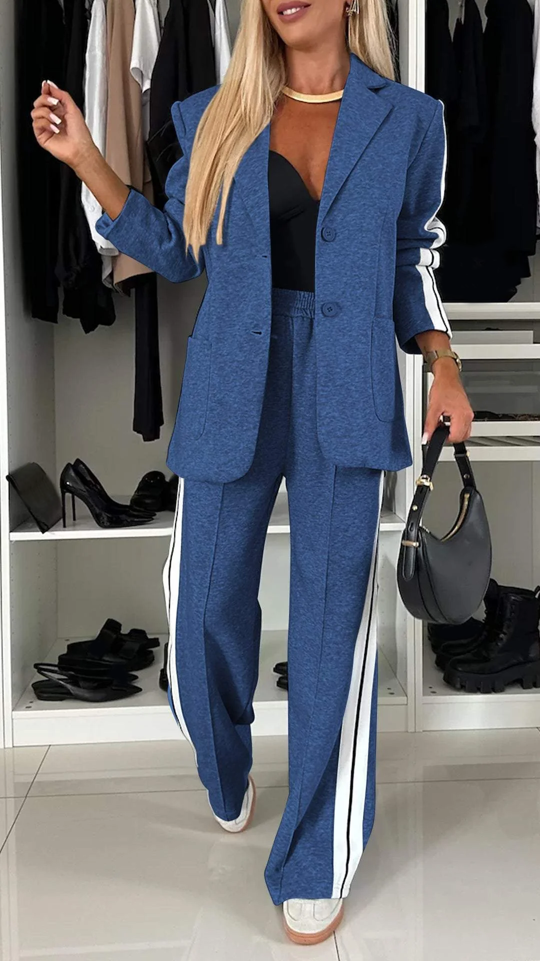 Modisches gestreiftes Damen Zweiteiler Set mit Blazer und Hose. Vielseitig kombinierbar für verschiedene Anlässe.