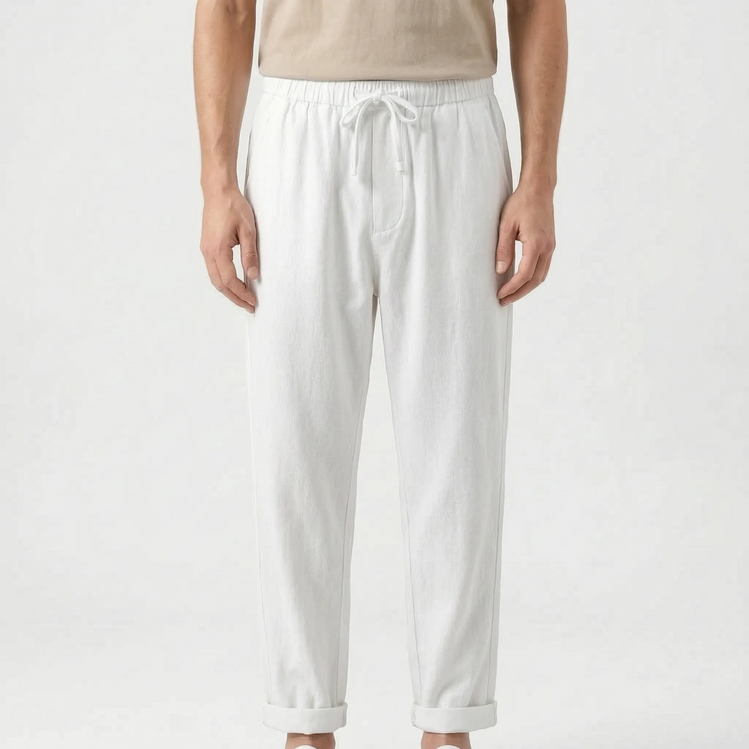 Mann trägt die leichte, stilvolle Curtis Sommerhose, ideal für den Urlaub und eine komfortable Garderobe.
