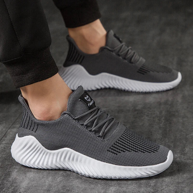 Leichte, atmungsaktive Herren Sportschuhe bieten ultimativen Komfort und Dämpfung für Sportler.