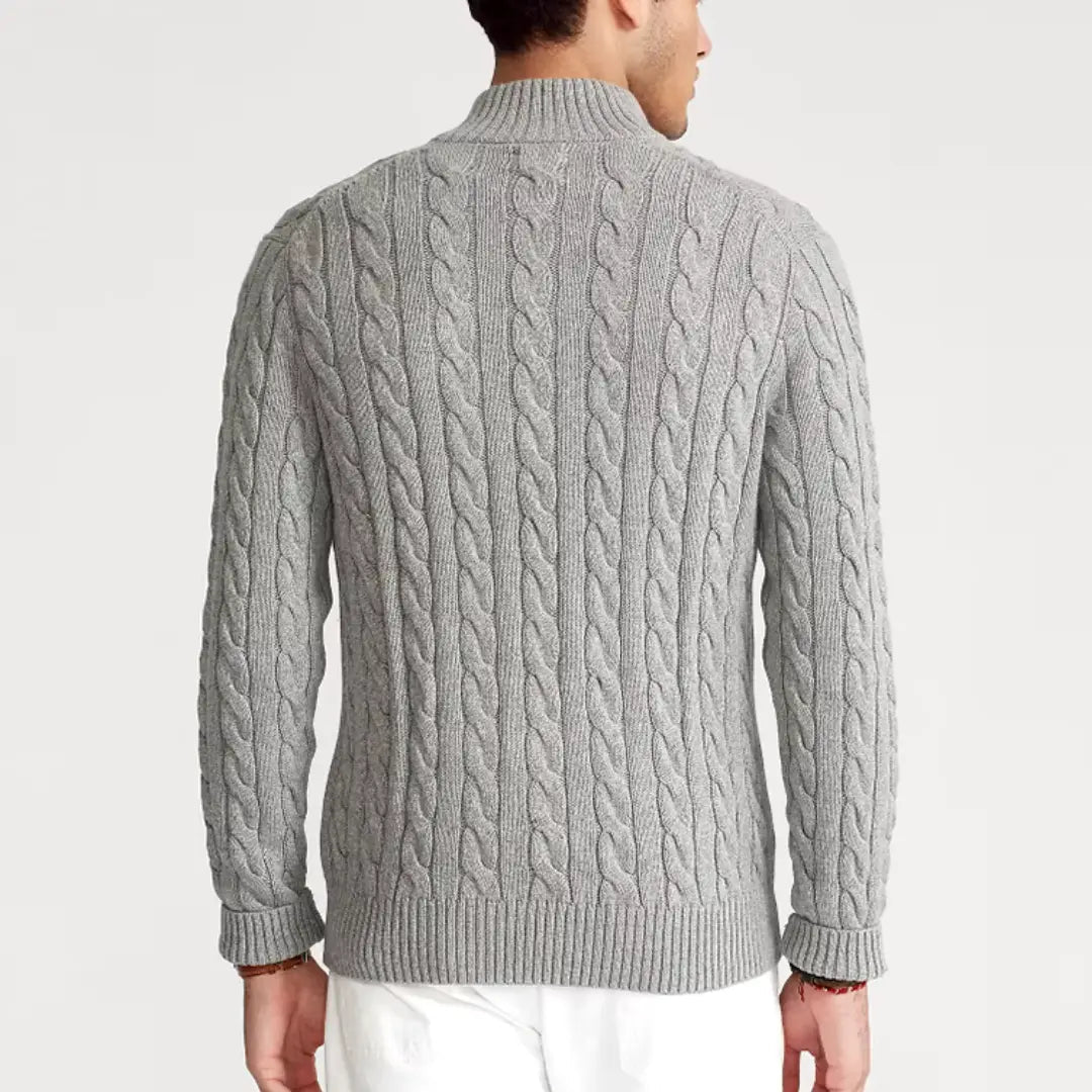 Mann trägt Herren Rollkragenpullover mit Halbreißverschluss, stilvoller Business Casual Look.