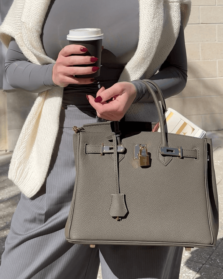 Große, elegante Damen Lederhandtasche mit robustem Schloss, perfekt als Bürotasche.