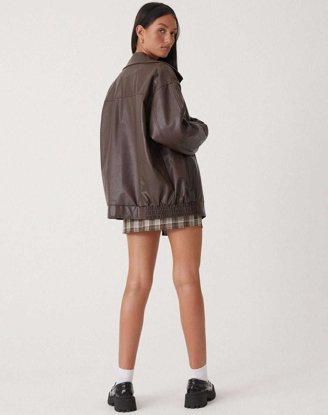 Moderne Damen Bikerjacke, lockerer Schnitt, cleanes Design, Reißverschlusstaschen. Ideal als Statement-Stück.