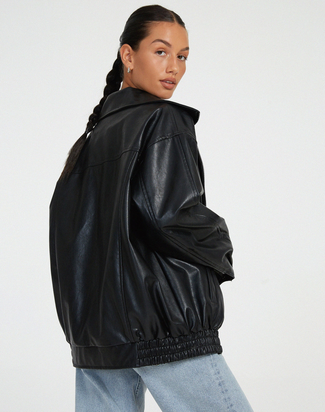 Statement-Jacke Damen: Oversized Biker-Stil, cleane Eleganz, Reißverschluss. Perfekt für Übergangszeiten.