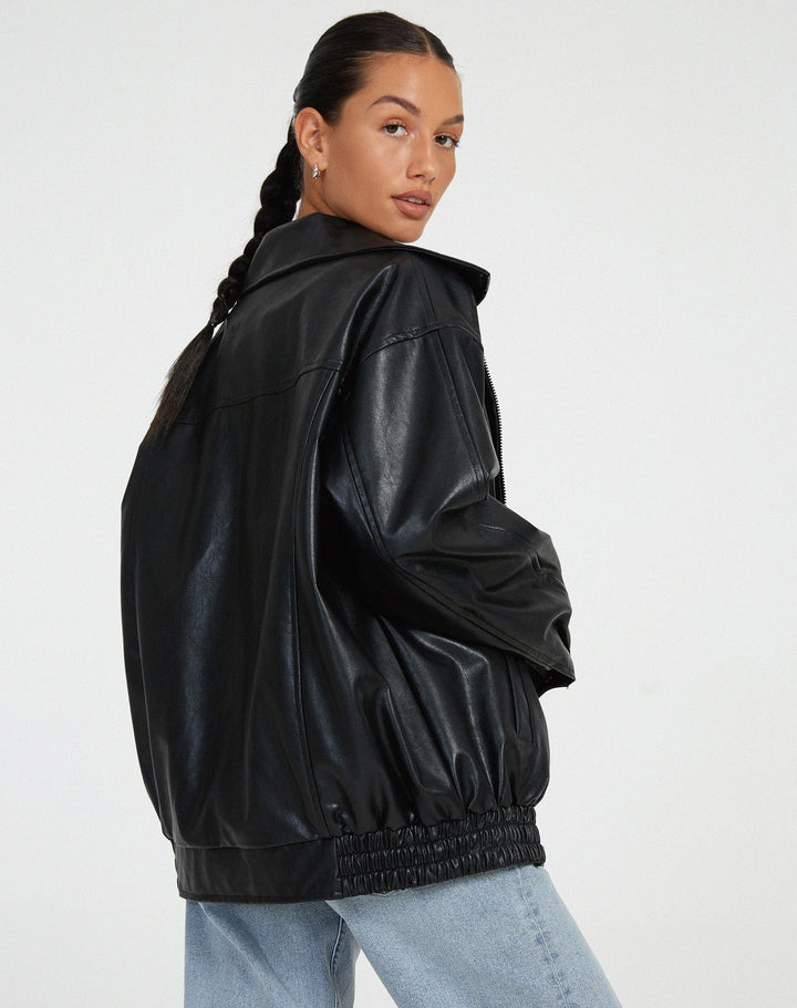 Statement-Jacke Damen: Oversized Biker-Stil, cleane Eleganz, Reißverschluss. Perfekt für Übergangszeiten.