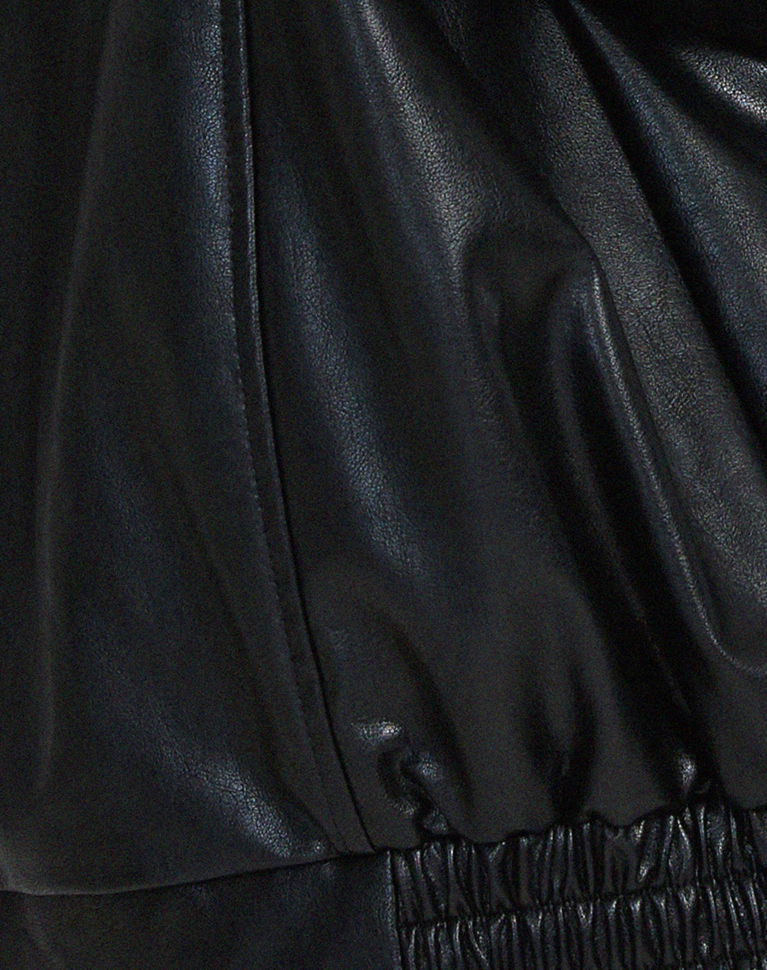 Damen Frühlingsjacke im lässigen Biker-Design. Lockerer Schnitt, Reißverschluss & Taschen für Komfort.