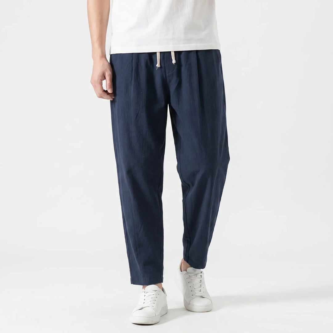 Bequeme Herrenhose mit lockerem Schnitt und geradem Bein, ideal für Freizeit und Alltag.
