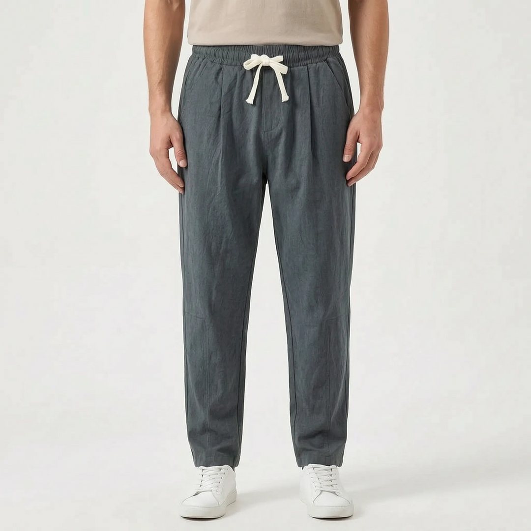 Detailansicht der lässigen Herrenhose mit geradem Bein und Kordelzug, für Komfort und Stil in der Freizeit.