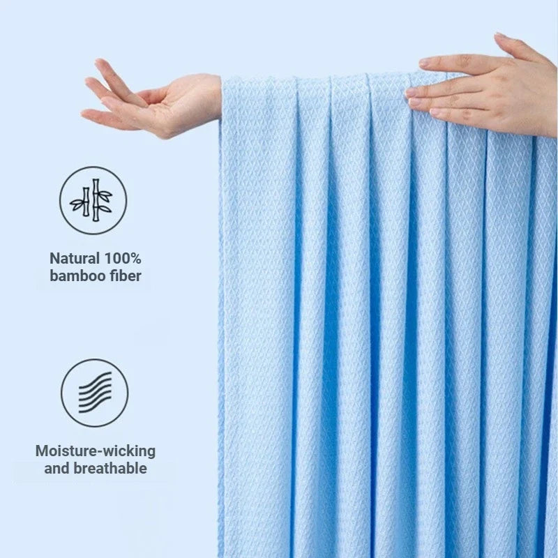 Elegante Bambusfaser-Sommerdecke auf dem Bett, sorgt für frische, erholsame Nächte.