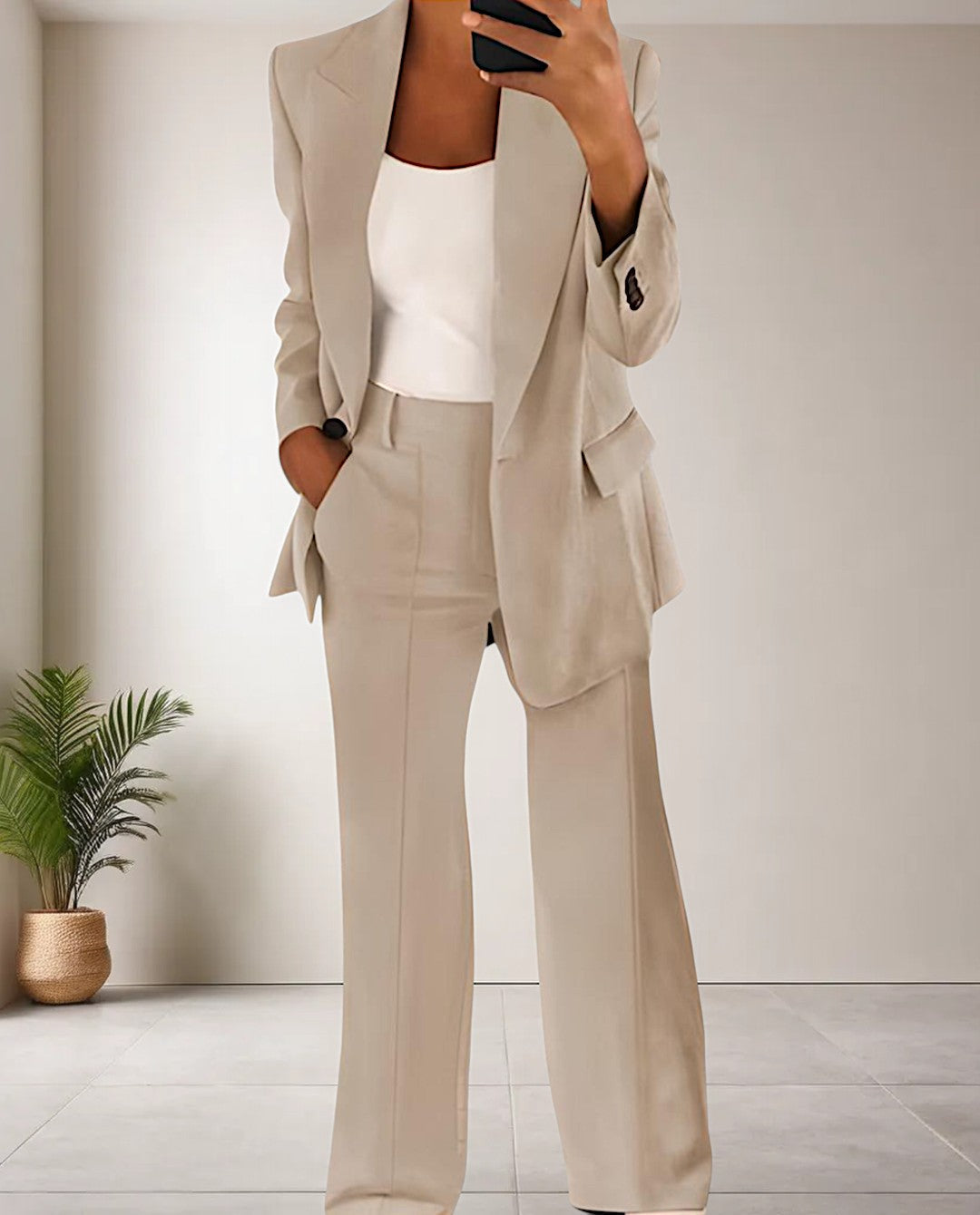 Vielseitiger Damen Hosenanzug Isabella, getragen im Business-Look, elegant und modern für den Alltag.
