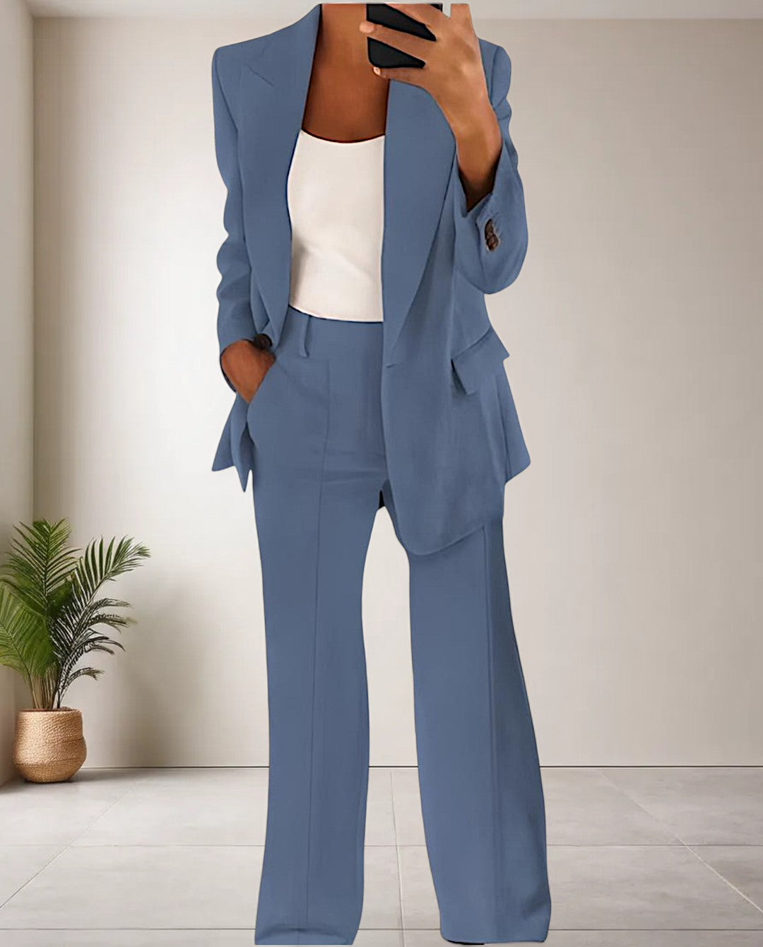 Eleganter Damen Hosenanzug Isabella in Schwarz, zweiteilig, perfekt für Business & Freizeit-Outfits.
