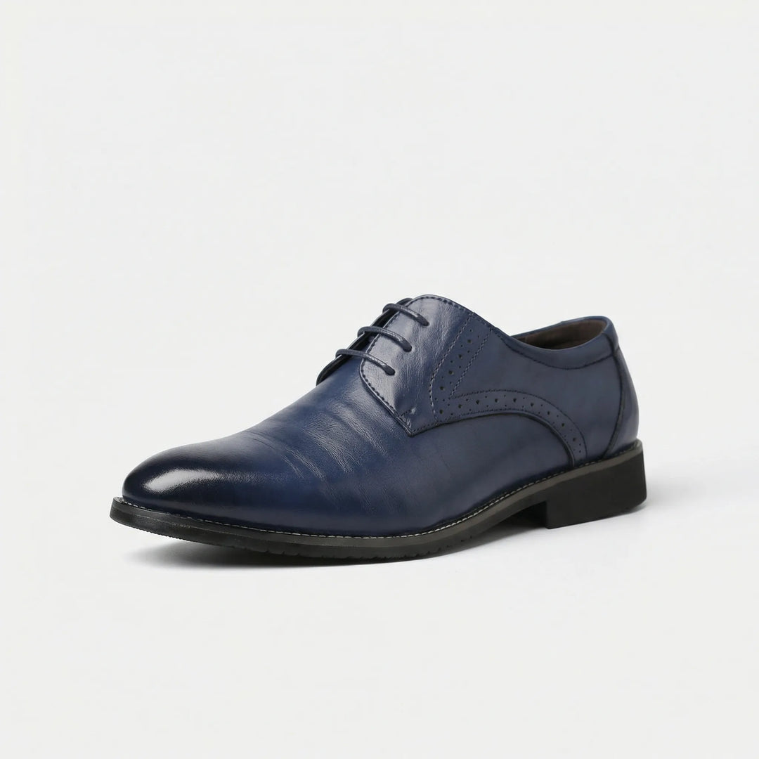 Nahaufnahme: Elegante schwarze Herren-Schnürschuhe, spitz. Komfortable Business-Schuhe mit klassischem Design.