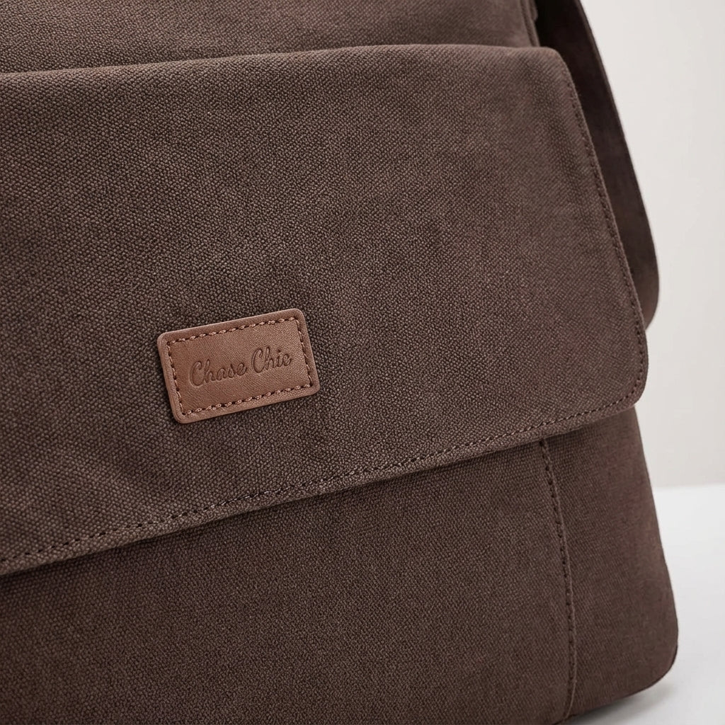 Robuste Unisex Laptoptasche in Braun mit verstärkten Nähten und extra Fächern, ideal für den täglichen Gebrauch.