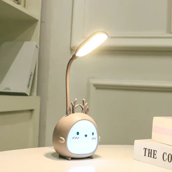 Niedliches Hirsch LED Leselicht für Kinder. USB-betriebene, augenschonende Tischlampe, perfekt als flexibles Nachtlicht.