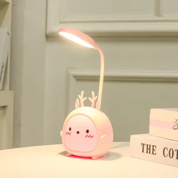 Augenschonende Kinder LED Tischlampe im Hirsch-Design. Flexibles Leselicht mit USB für angenehmes Lernen im Kinderzimmer.