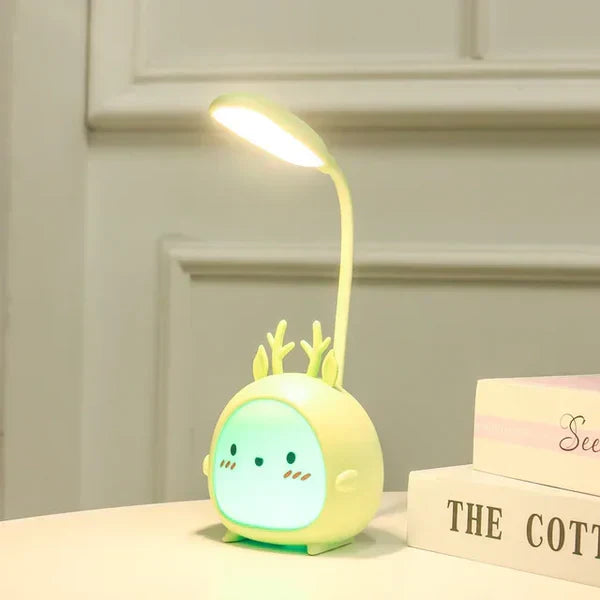 Modernes Hirsch LED Leselicht für Kinder. Augenschonende, flexible Schreibtischlampe mit Nachtlicht & USB-Ladefunktion.