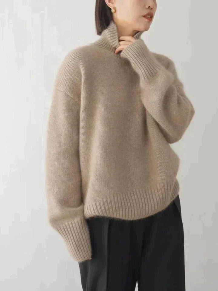 Warmer Damenpullover mit hohem Kragen, schützt vor Kälte, ideal für Layering.