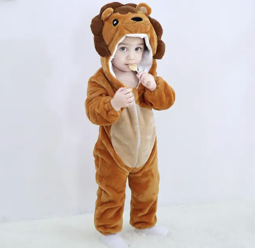 Baby im neutralen Flanell-Tier-Overall, ideal für Jungen & Mädchen. Kuscheliger Strampler und warme Kinderkleidung.