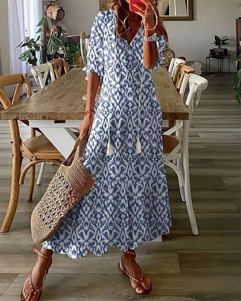 Vielseitiges Damen Übergangskleid im Boho-Look. Midilänge, V-Ausschnitt & 3/4 Ärmel. Elegant für Freizeit & Anlässe.