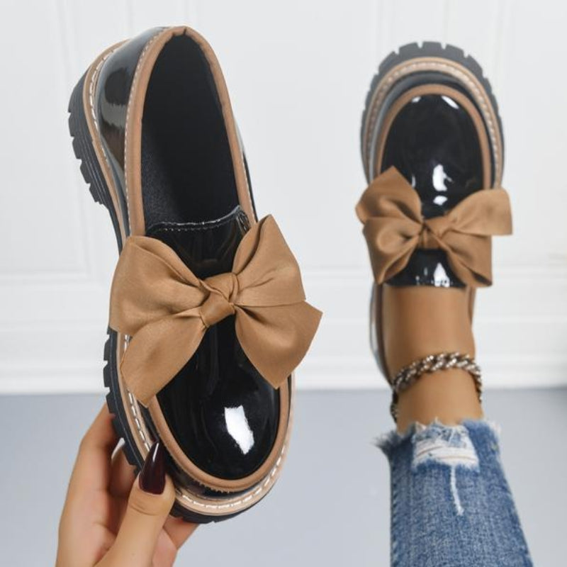 Modische Damen Slip-on Loafer in Glanzoptik. Klassische, bequeme flache Schuhe für elegante Looks das ganze Jahr.