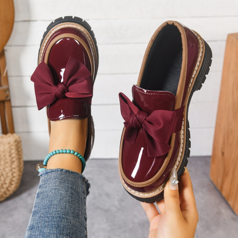 Schicke Damen Loafer aus glänzendem Material. Bequeme Slip-on Schuhe, ideal als Business- oder Freizeitschuh.