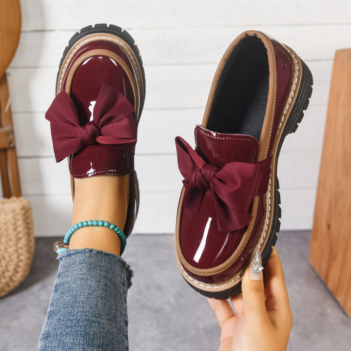 Schicke Damen Loafer aus glänzendem Material. Bequeme Slip-on Schuhe, ideal als Business- oder Freizeitschuh.