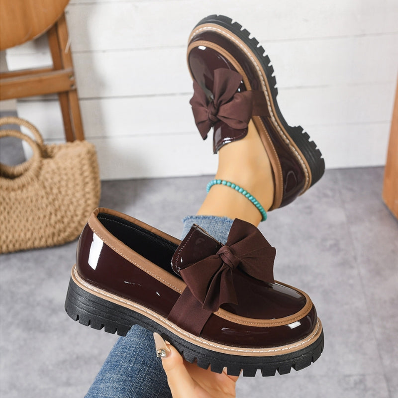 Hochwertige, elegante Damen Loafer. Diese flachen Slip-on Schuhe mit Glanz sind schick und ganzjährig tragbar.