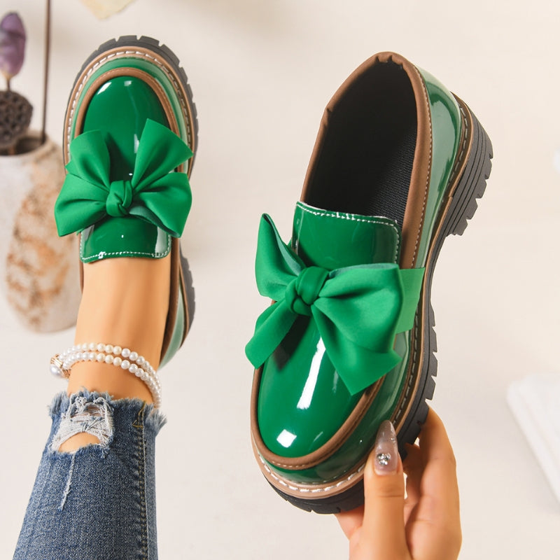 Elegante Damen Loafer mit glänzender Oberfläche, bequemem Slip-on Design. Perfekt für Business und Freizeit.