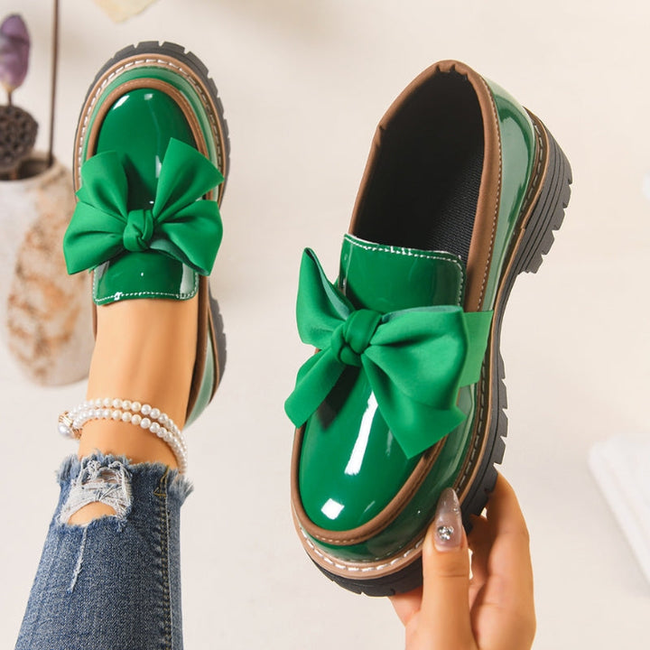 Elegante Damen Loafer mit glänzender Oberfläche, bequemem Slip-on Design. Perfekt für Business und Freizeit.
